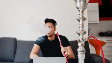 Homme fumant le narguilé